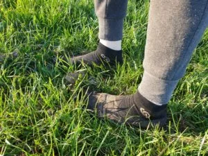 Erfahrung Skinners Schuhe - Socken 3 Barfußsocken von Skinners auf Rasen - Wiese