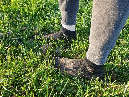 Barfußsocken von Skinners auf Rasen - Wiese Barfußsocken von Skinners auf Rasen - Wiese