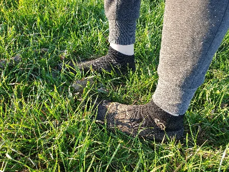 Barfußsocken von Skinners auf Rasen - Wiese