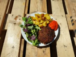 Linsenpattie Kartoffel und Salat
