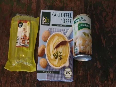 Vegetarische Bratwurst, Bio Kartoffelpüree und Bio Sauerkraut 3 Vegetrische Bratwürste, Bio Püree und Bio Sauerkraut!