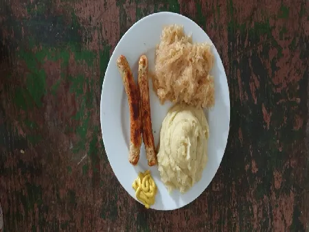 Vegetarische Bratwurst, Bio Kartoffelpüree und Bio Sauerkraut 2 Leckeres Mittagessen, OHNE Fleisch, die Bratwürste hier sind nicht Vegan! sondern "nur" Vegetarisch! Aber Lecker.