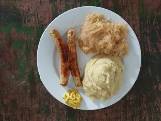 Vegetarische Bratwurst, Bio Kartoffelpüree und Bio Sauerkraut 4 Vegetarische Bratwurst, Bio Kartoffelpüree und Bio Sauerkraut 1