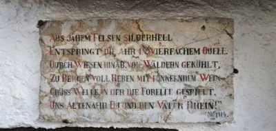 Ahr Quelle in Blankenheim Eifel Kundenerfahrungen 4 Schriftzug über der Ahrquelle