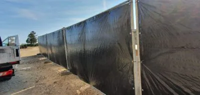 Verplante Bauzaunelemente Blickdichte Absicherung in Hürtgenwald bei Düren von Baumaterial (Solarmodule).