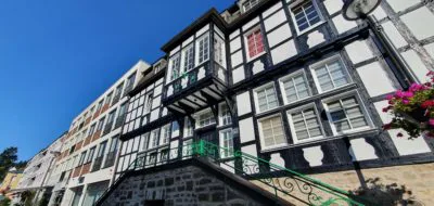 Schöne Historische Gebäude im Ortskern Platz