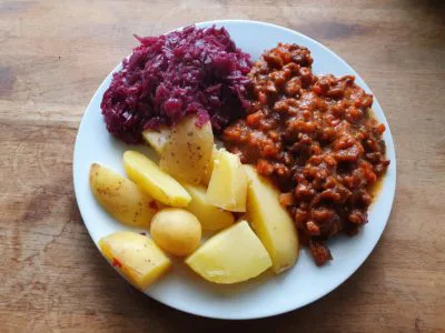 Veganes-Gulasch-Kartoffel-und-Rotkohl