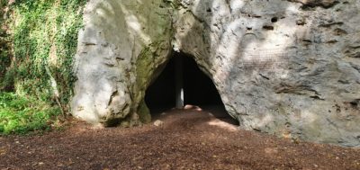 Eifel - Eingang der Kakushöhle die größere der beiden Höhlen in Kakusfelsen (Kartstein) bei Mechernich Dreimühlen