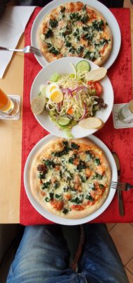 Leckere Pizza und Salat in der Klosterschänke in Steinfeld Eifel