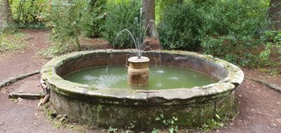 Springbrunnen im Garten der Stille im Klostergarten Steinfeld