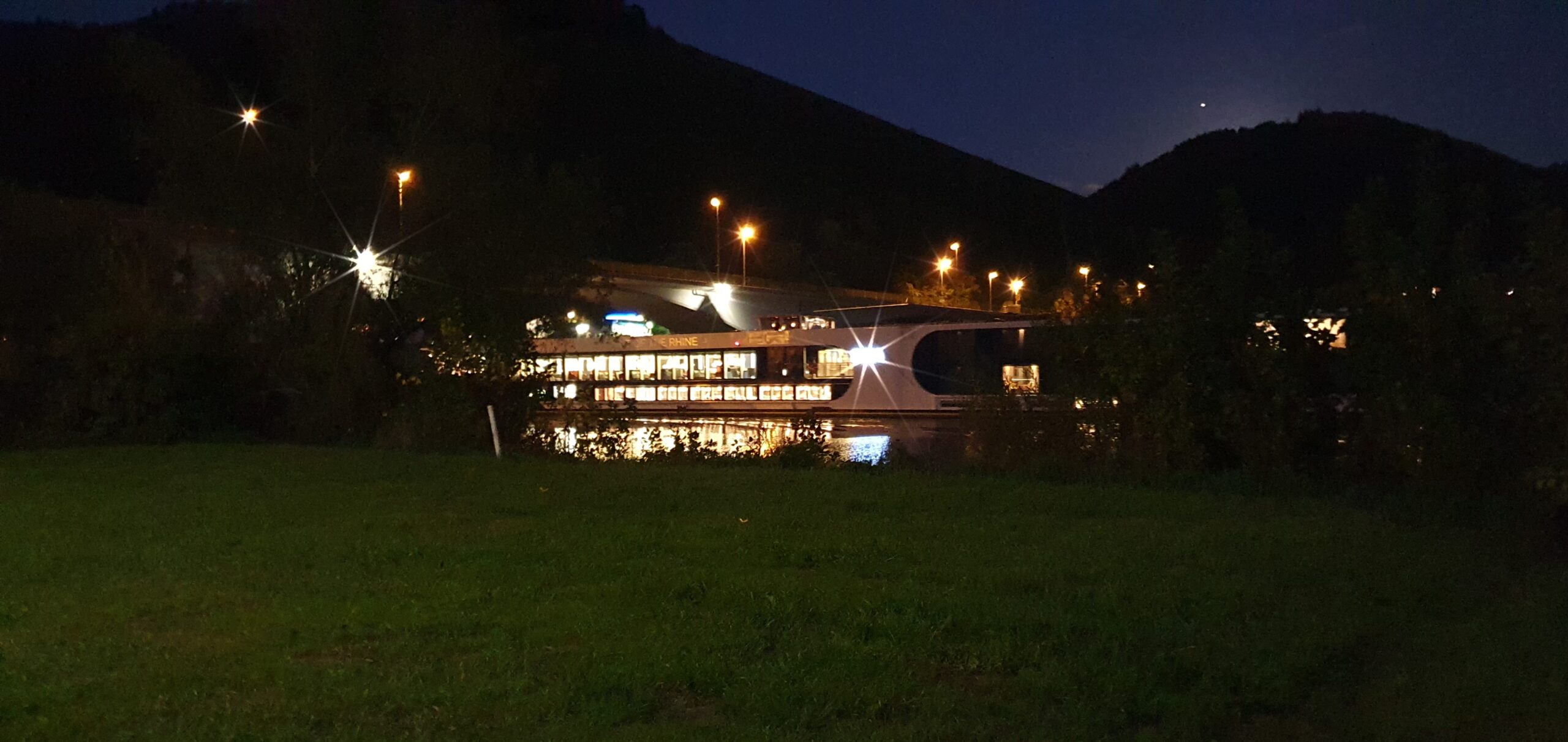 Schiff Mosel Zell bei Nacht mit Beleuchtung Schiff Mosel Zell bei Nacht mit Beleuchtung
