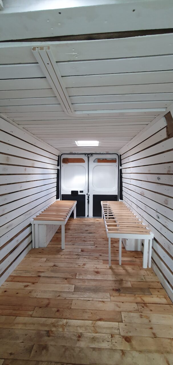 Umbau Van zu Wohnmobil altes Holz Wand und Decke Umbau Van zu Wohnmobil altes Holz Wand und Decke
