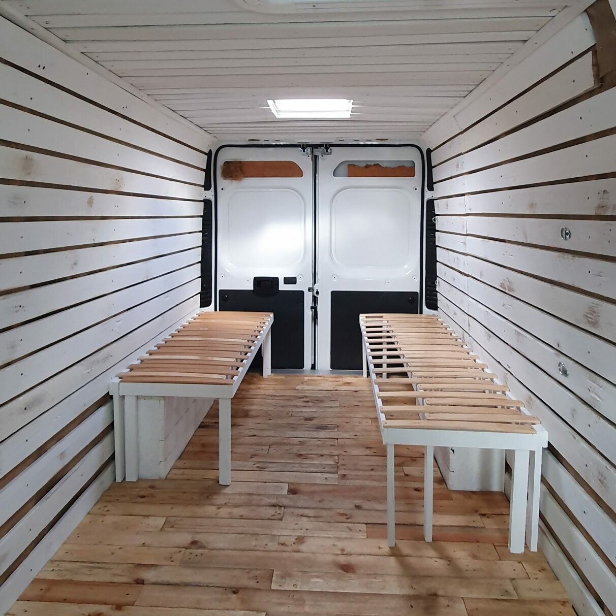 Umbau Van zu Wohnmobil altes Holz Wand und Decke