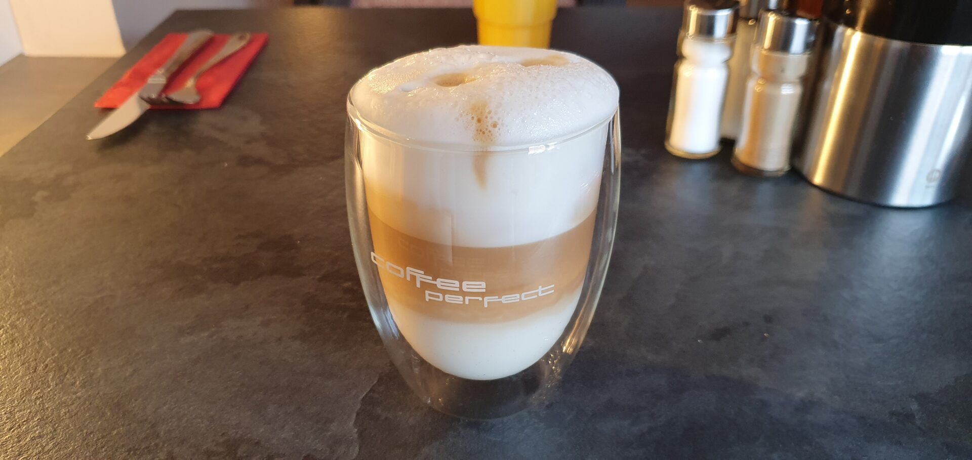 Kaffee Flatrate für 3 Euro beim Frühstücken Etappenziel in Gemünd