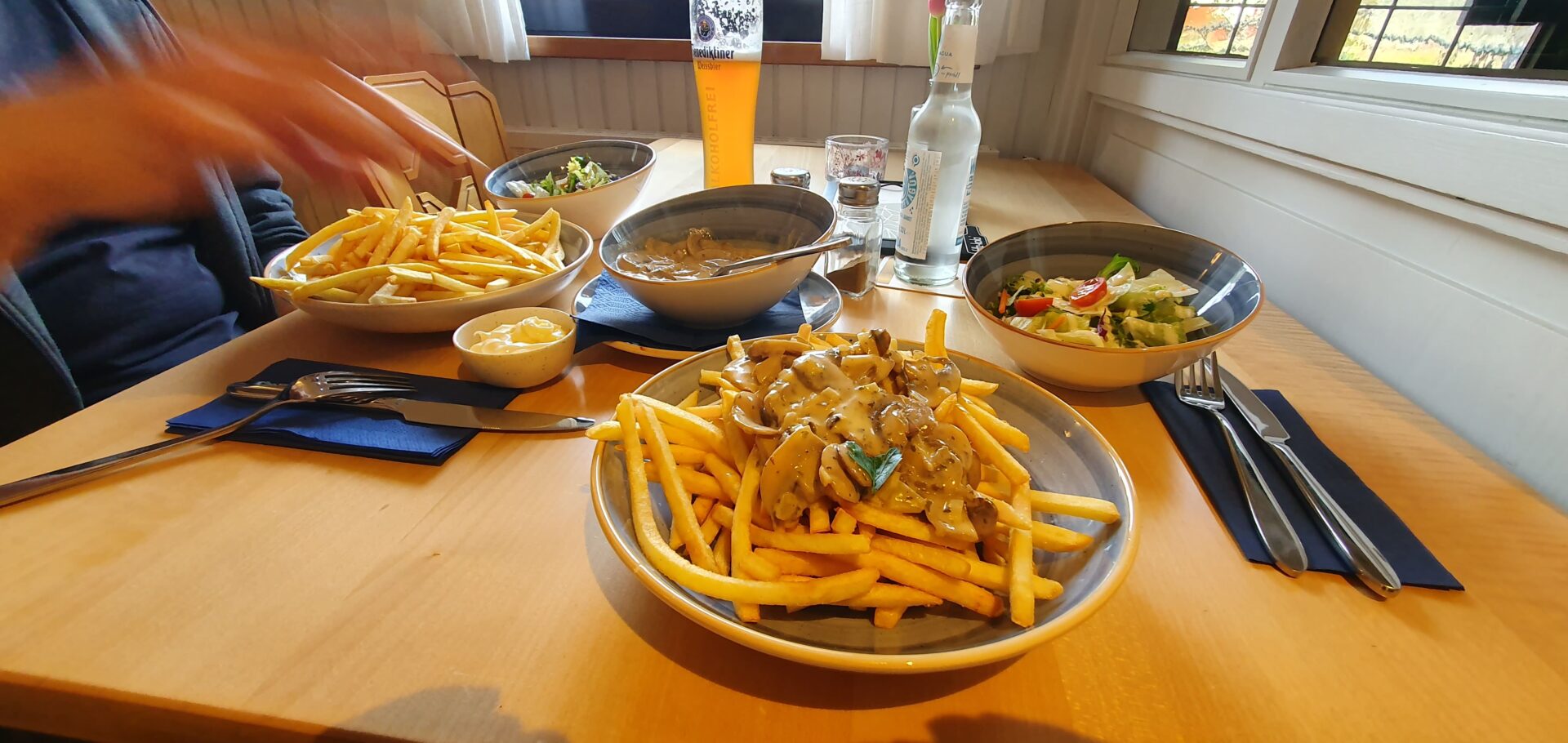 Leckere Pommes. leckerer Salat und super leckere Pilz-Rahmsauce gegessen.